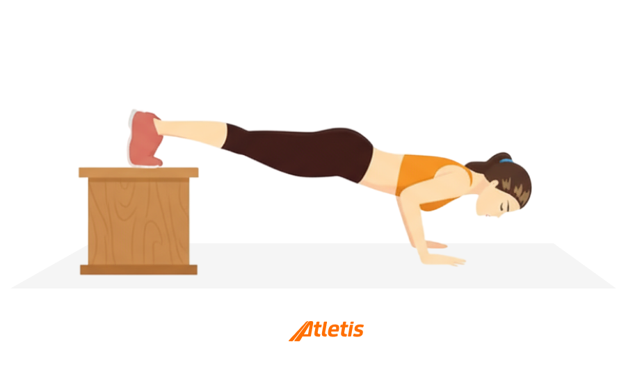Mulher realizando exercício de alongamento do corpo na posição de prancha, com uma perna apoiada em uma superfície elevada, praticando fitness e fortalecimento muscular.