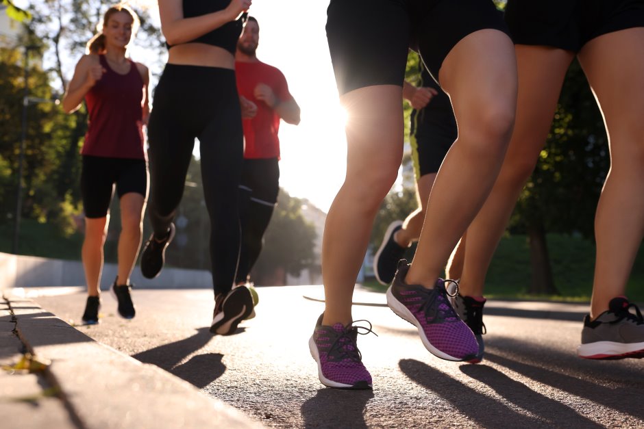 Uma mulher corre fitness usa um rastreador no braço um relógio