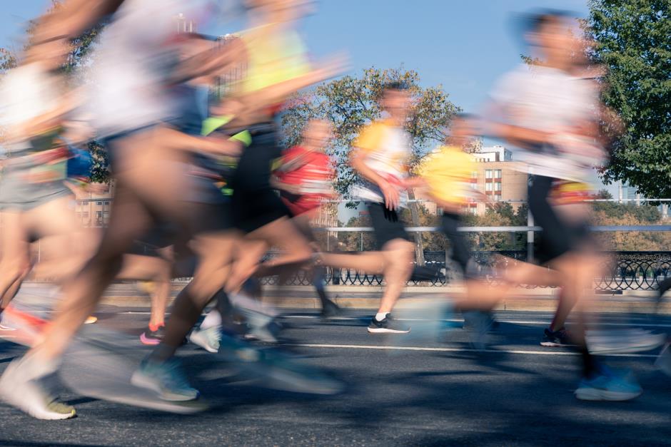 Atletas de maratona correndo com velocidade