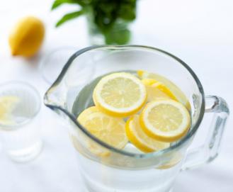Água com limão: O que é verdade e o que é mito
