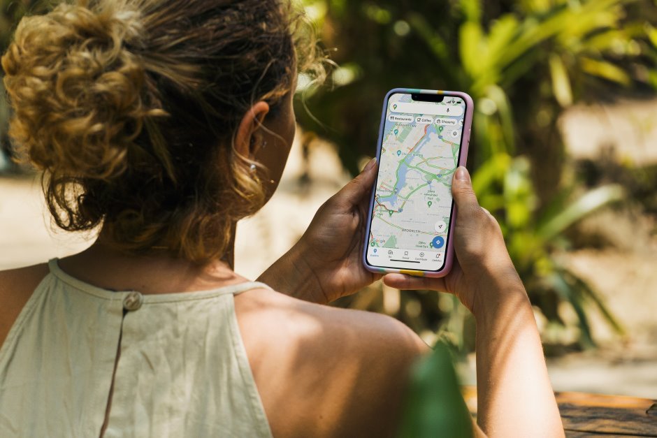 Uma mulher usando o celular dela para saber seu percurso dentro da cidade