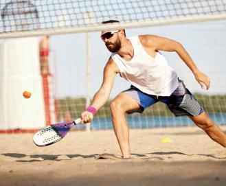 Seu guia para jogar beach tennis: regras, dicas e muito mais