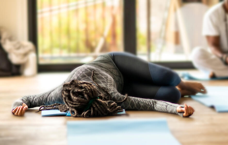 Foto de uma mulher executando o exercício "para-brisa".