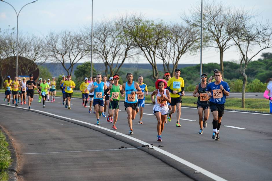 Atletas praticando a famosa maratona de Foz do Iguaçu