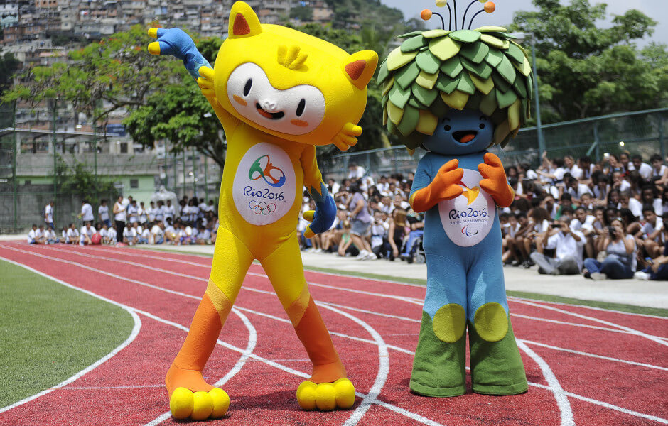 Foto dos mascotes oficiais Vinicius e Tom, das Olimpíadas de 2016 no Brasil, em seus trajes de fantasia.