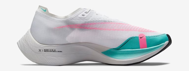 Tênis Nike ZoomX Vaporfly branco com detalhes em azul-claro e rosa