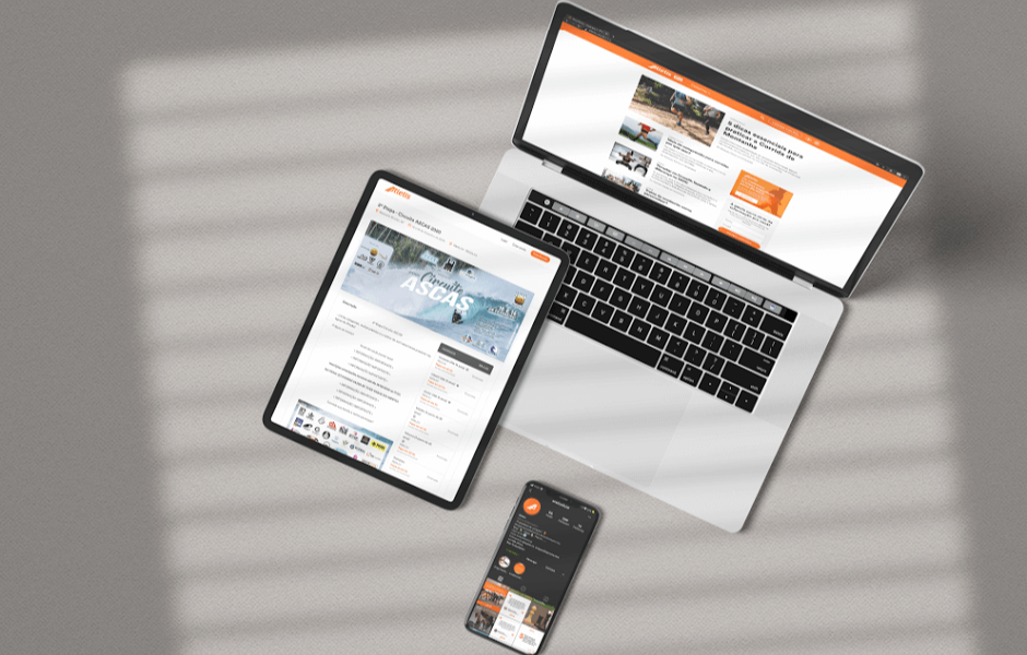 Três dispositivos exibindo o site Altinha: um laptop, um tablet e um smartphone, dispostos sobre uma superfície cinza com sombras de luz natural.