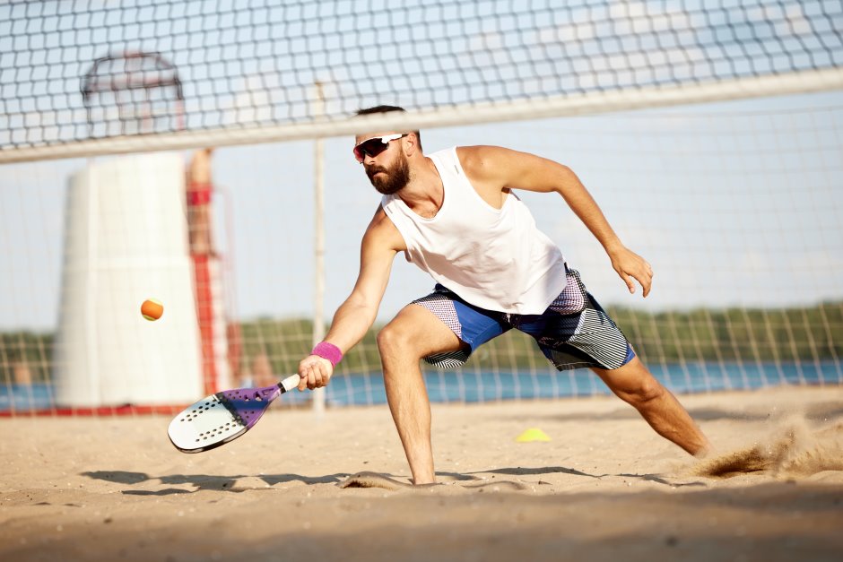 Homem jogando beach tennis